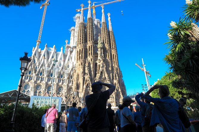 Barcelona Highlights & Sagrada Familia Tour: Priority Access - Key points at a glance