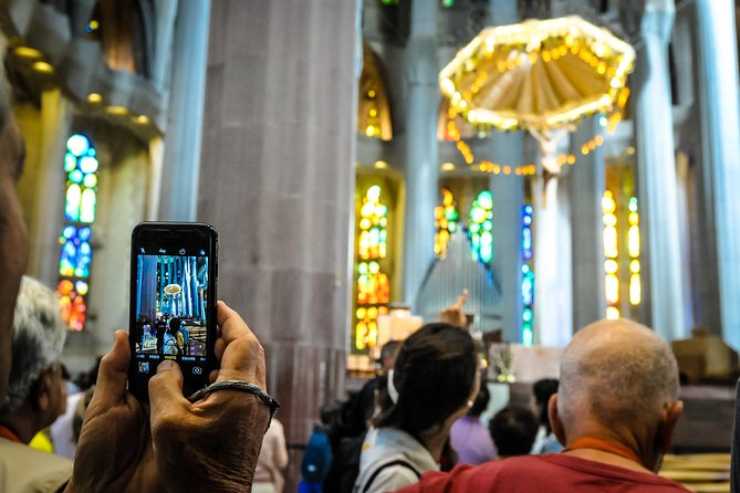 Barcelona Highlights & Sagrada Familia Tour: Priority Access - Guides who make the difference