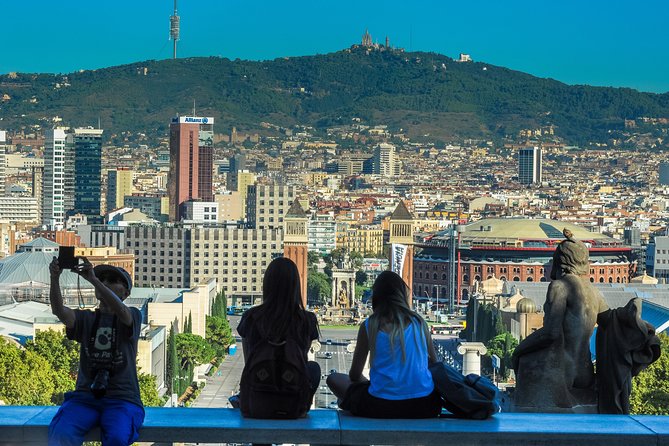 Barcelona Highlights & Sagrada Familia Tour: Priority Access - Walking, heat, and physical demands