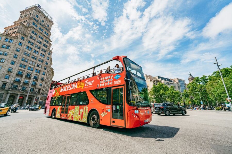 Barcelona: Hop-On Hop-Off Bus & Aquarium Tour - The green route from Barceloneta to Park Güell