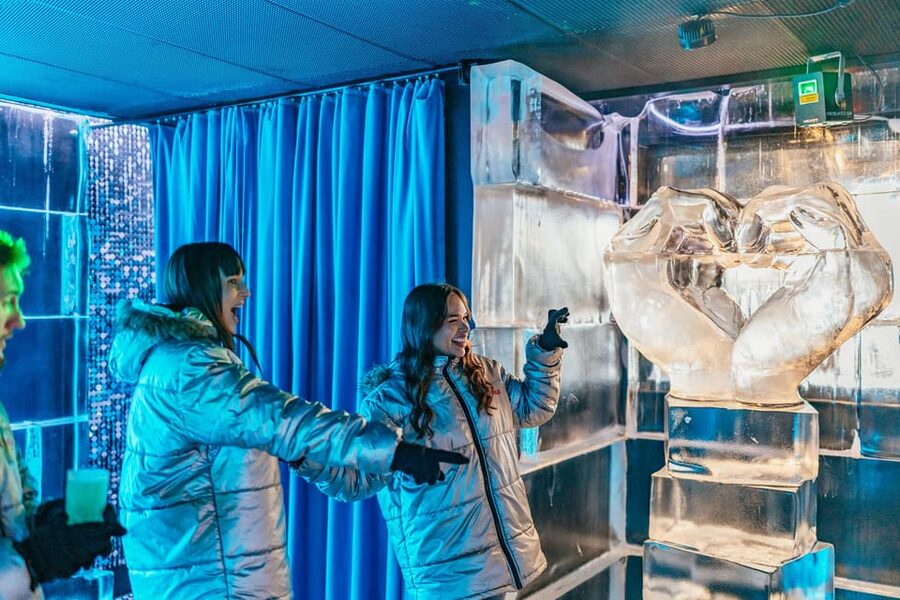 Barcelona: Icebar experience, located at the beach !! - Inside the Ice Room: Sculptures, Lighting, and Music