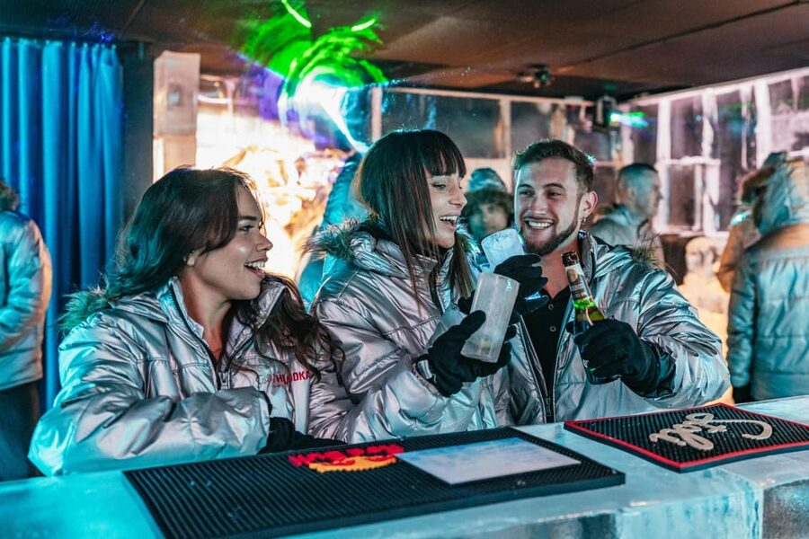 Barcelona: Icebar experience, located at the beach !! - Getting Dressed for -5°C