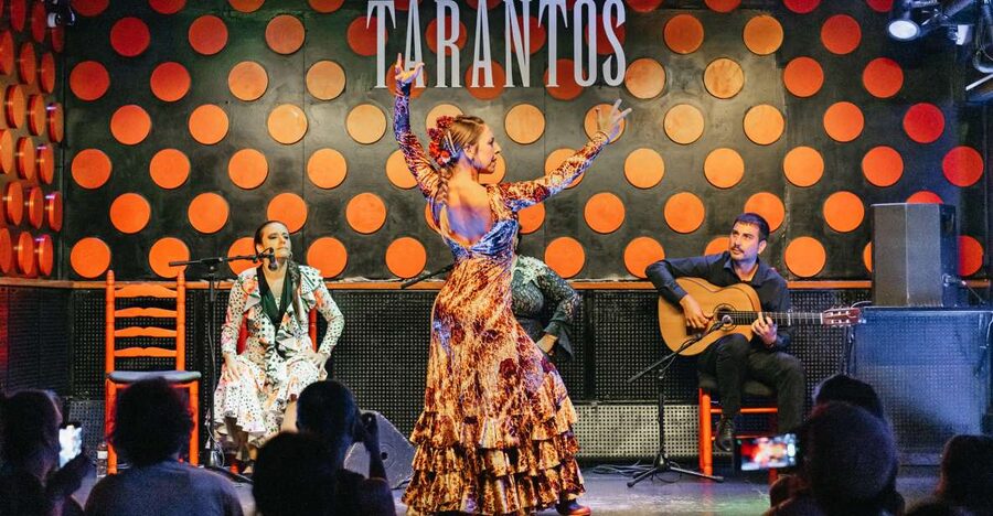 Barcelona: Los Tarantos Flamenco Show - Entering Los Tarantos in Plaça Reial