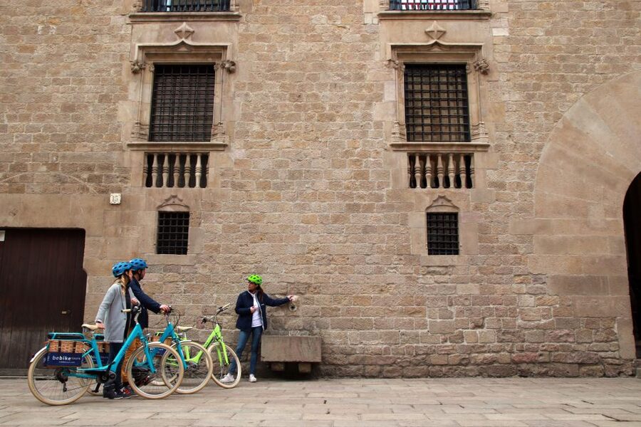 Barcelona: Montjuic Hill E-Bike Tour - Down through Pedró Square and El Raval