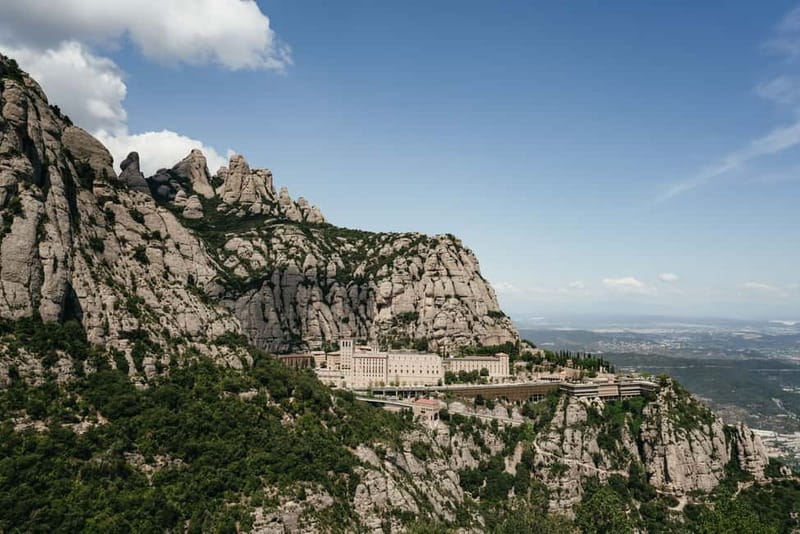 Barcelona: Montserrat and Winery Tour with Tapas or Lunch - Guides make the difference