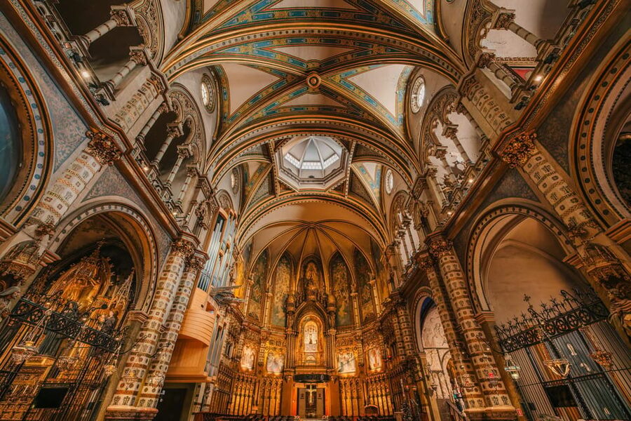 Barcelona: Montserrat Visit & Lunch at Farmhouse Small Group - Entering the Montserrat monastery