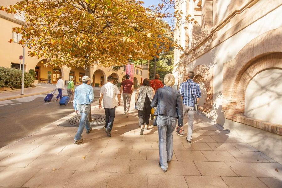 Barcelona: Montserrat with Winery Visit and Farmhouse Lunch - Choosing between the funicular and a mountain walk