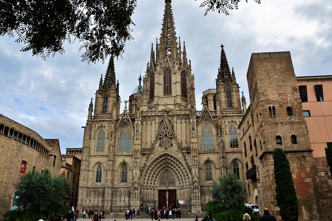 Barcelona Old Town & Gothic Quarter Small Group Tour - La Boqueria: A Short Taste of Catalan Food Culture