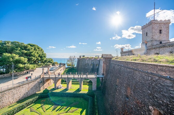 Barcelona: Old Town, Montjuic Castle, Cable Car Small Group Tour - One hour inside Montjuïc Castle