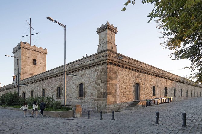 Barcelona: Old Town, Montjuic Castle, Cable Car Small Group Tour - Parc de Montjuïc and the return toward Poble-sec