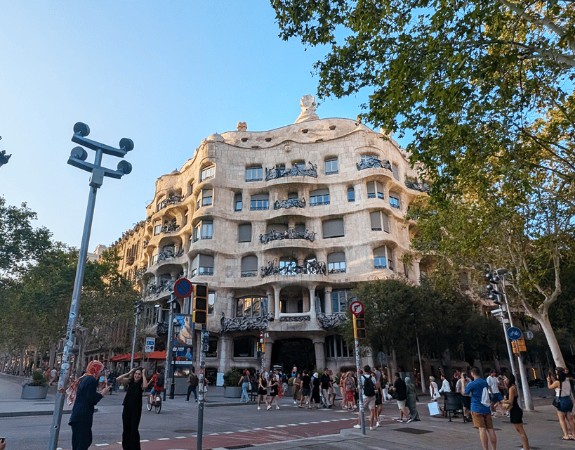 Barcelona: Old Town Private Walking Tour of Past and Present - La Rambla and a tasting at La Boqueria