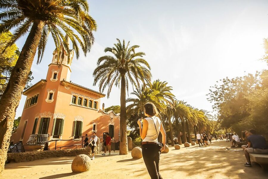 Barcelona: Park Güell Admission Ticket - Arriving at the hillside park
