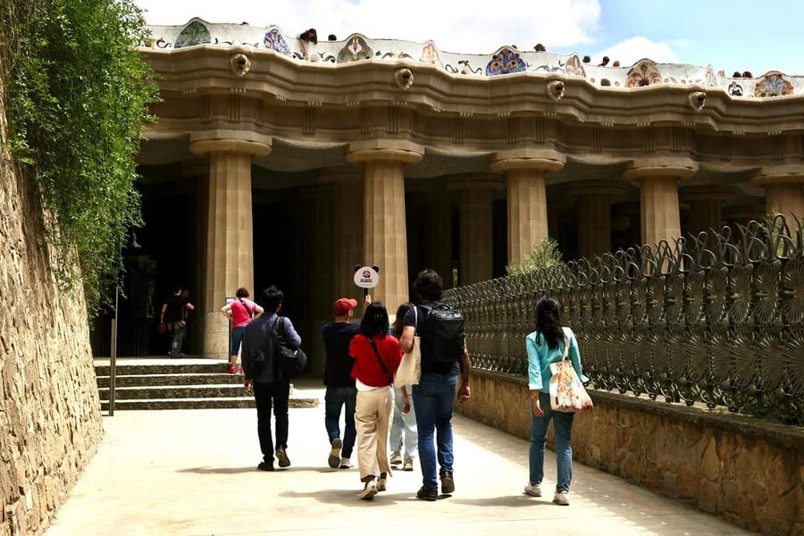 Barcelona: Park Güell Guided Tour with Fast-Track Access - What the guides do well