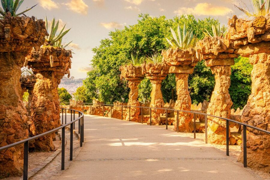 Barcelona: Park Güell Guided Tour with Fast-Track Ticket - Gardens, paths, and the Gaudí House Museum