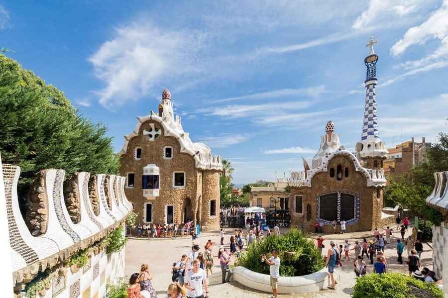 Barcelona: Park Guell Guided Tour with Skip-the-Line Entry - What the guide adds, and where the format falls short