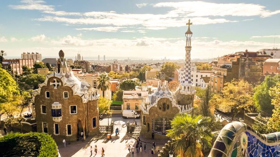 Barcelona: Park Güell & La Sagrada Familia Tickets and Tour - Entering Sagrada Família and looking up