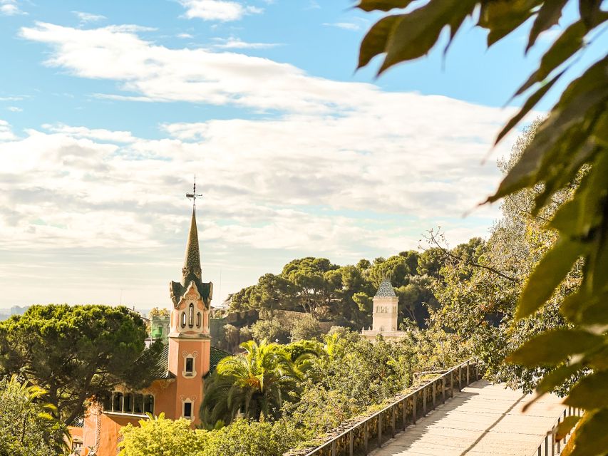 Barcelona: Park Güell & La Sagrada Familia Tickets and Tour - What the guide adds to the experience