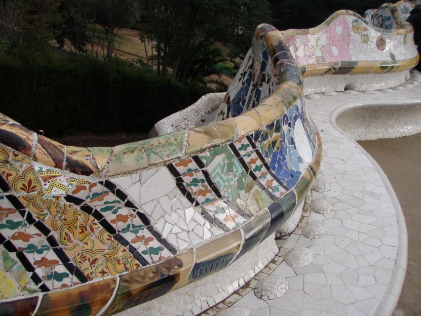 Barcelona: Park Güell & Sagrada Familia Guided Tour - The gap between the monuments requires your own plan