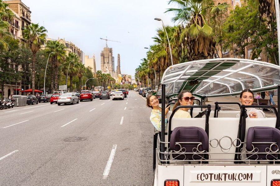 Barcelona: Private City Tour by Eco Tuk Tuk - Arc de Triomf and La Monumental