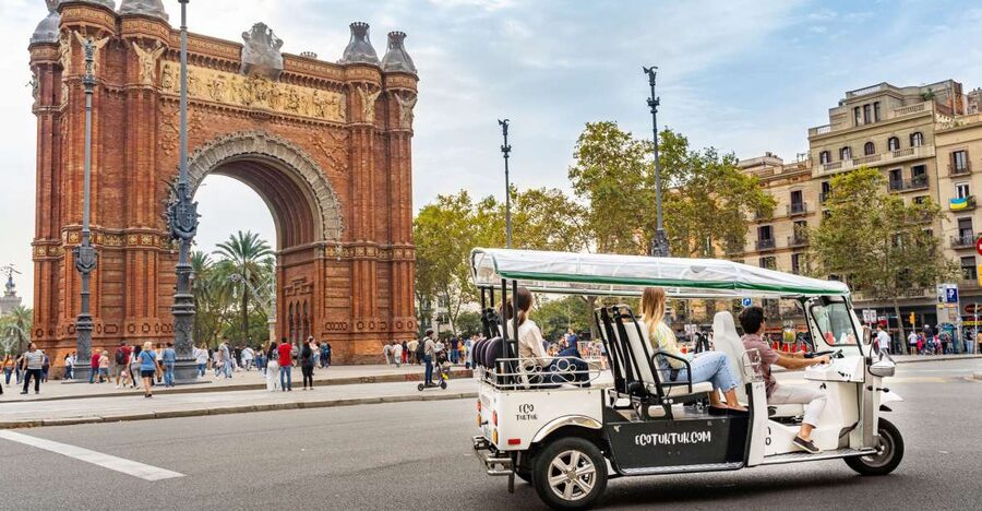 Barcelona: Private City Tour by Eco Tuk Tuk - Choosing between one, two, three, and four hours