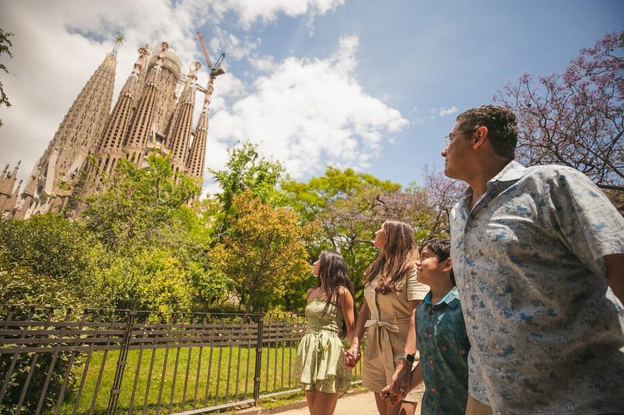 Barcelona: Professional Photoshoot Outside Sagrada Familia - Why a short Sagrada Familia photoshoot can be worth it
