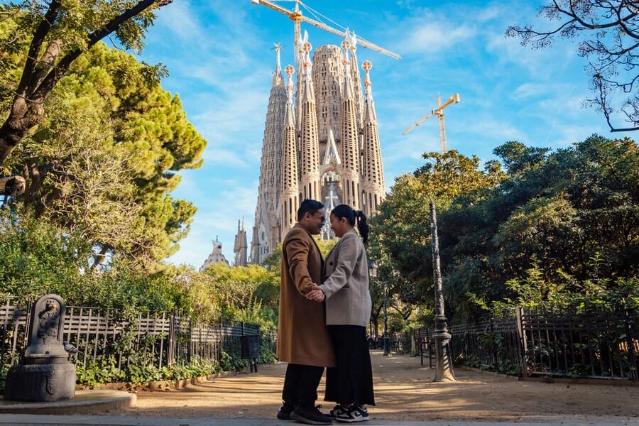 Barcelona: Professional Photoshoot Outside Sagrada Familia - Edited photos and the extra-photo question