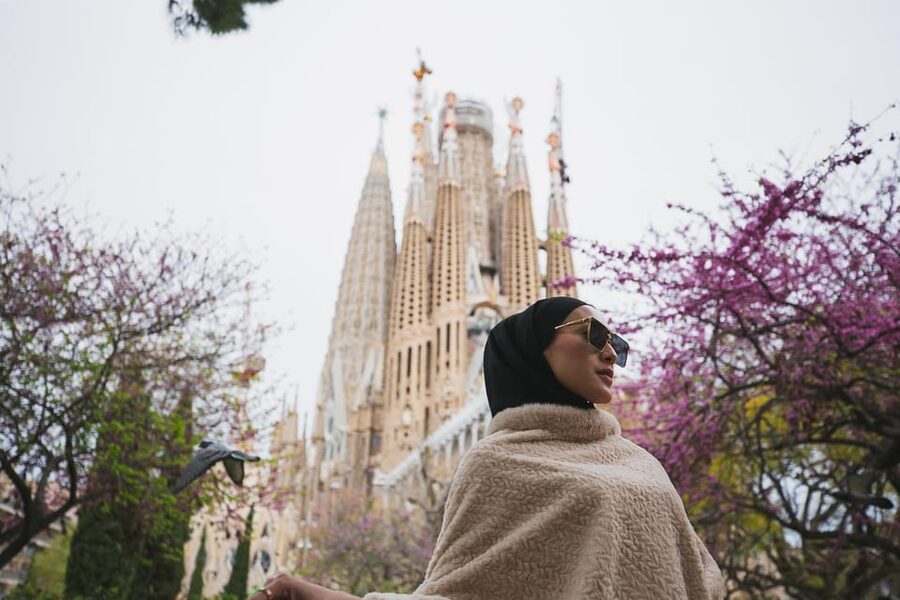 Barcelona: Professional Photoshoot Outside Sagrada Familia - Practical tips for a smoother session