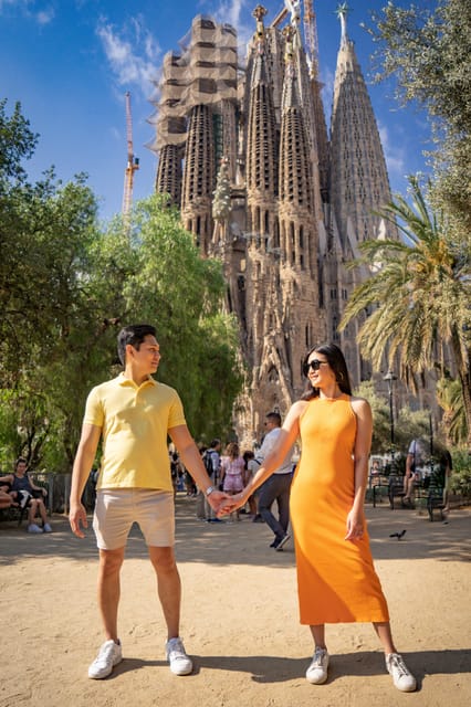 Barcelona: Professional Photoshoot Outside Sagrada Familia - Meeting your photographer near the basilica