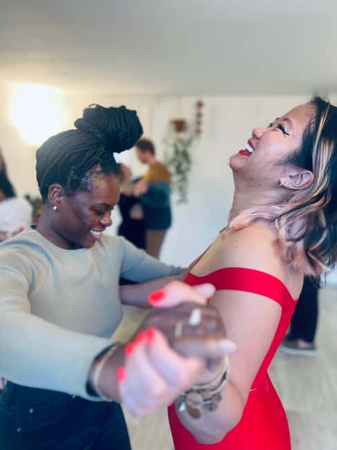 Barcelona: Rooftop Tango Lesson with Drinks and Videos - A Tango Lesson Above the Gothic Quarter