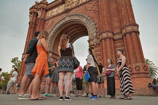 Barcelona's Dark History Night Tour - Guide style, sound equipment, and group size