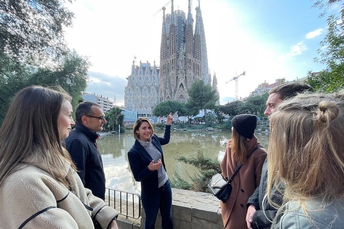 Barcelona Sagrada Familia and Guell Park drink and tapa - The transfer to Sagrada Família