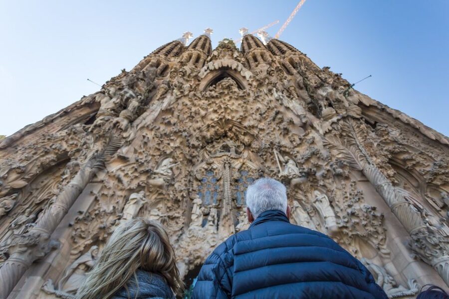 Barcelona: Sagrada Familia and Park Guell Combo Guided Tour - What the guide adds to the experience
