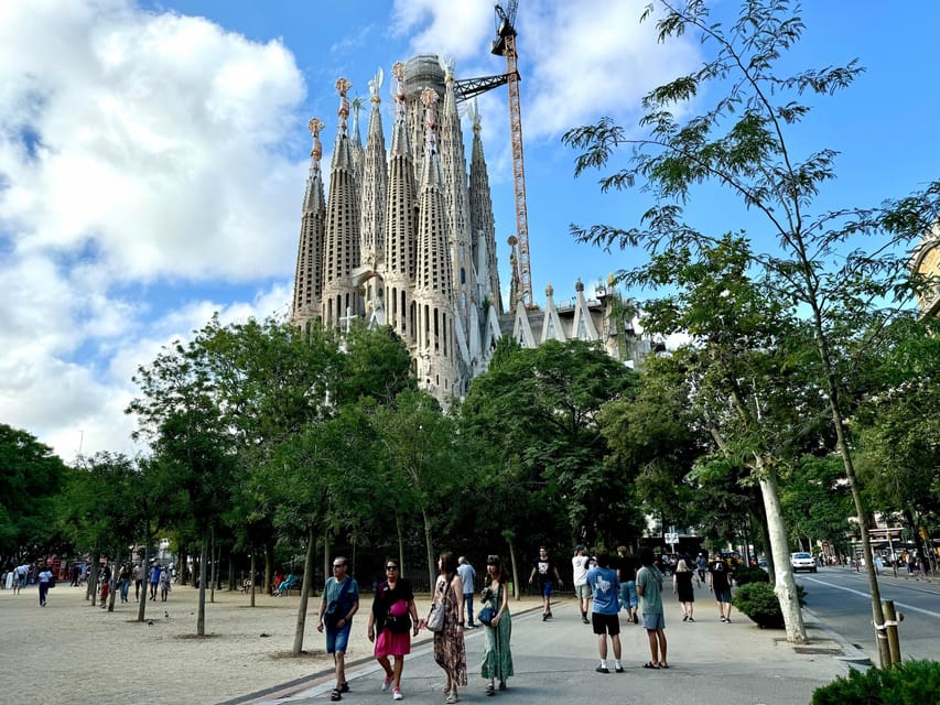 Barcelona: Sagrada Familia Entry Ticket and Guided Tour - Why a guided visit helps at the Sagrada Família