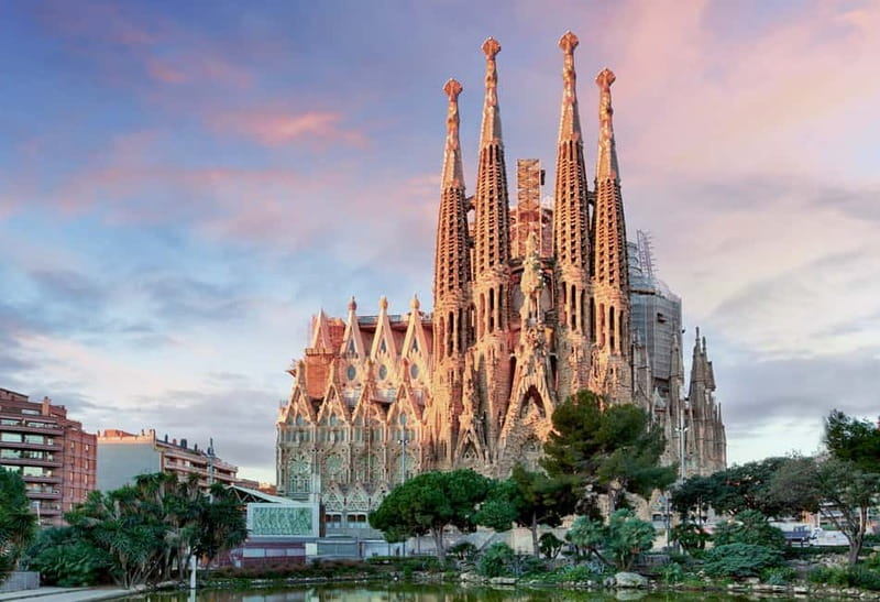 Barcelona: Sagrada Familia Evening Tour with Cava - Who should book this evening tour?