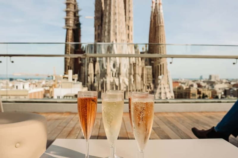 Barcelona: Sagrada Familia Evening Tour with Cava - Entering the Sagrada Familia without the long wait