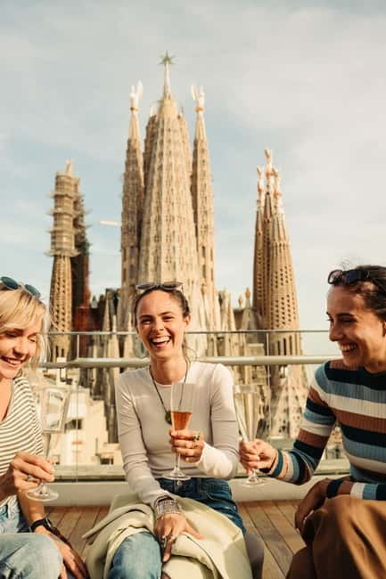 Barcelona: Sagrada Familia Evening Tour with Cava - What the guides add to the experience