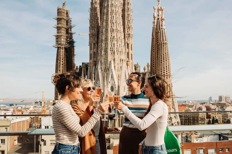 Barcelona: Sagrada Familia Evening Tour with Cava - Clothing, walking, and access details