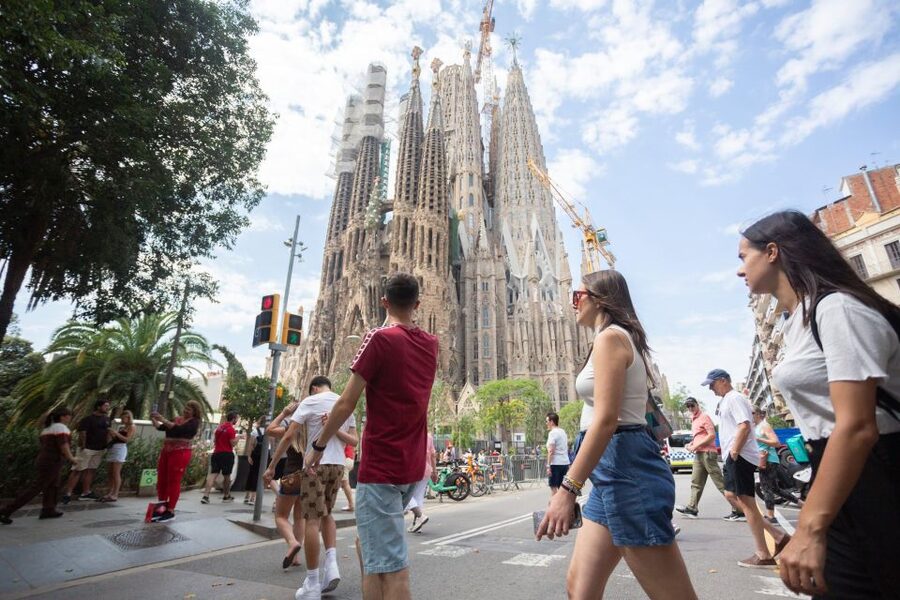 Barcelona: Sagrada Familia Fast Track Guided Tour - Outside first: façades, symbols, and Gaudí’s plan