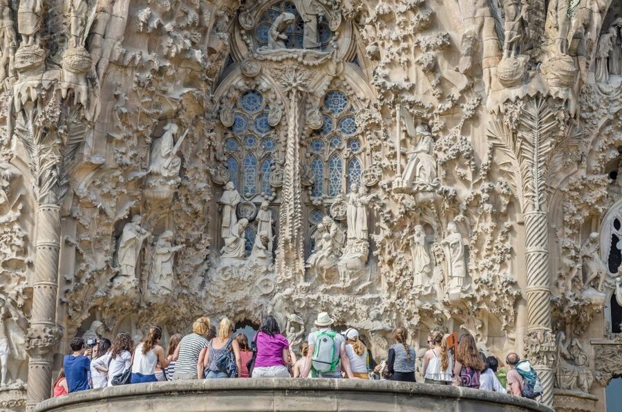 Barcelona: Sagrada Familia Fast Track Guided Tour - What the skip-the-line entry really saves