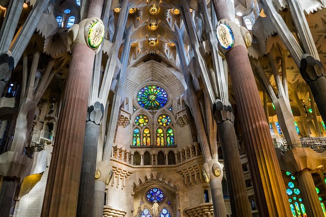 Barcelona: Sagrada Familia Fast Track Tour with Tower Option - Seeing the nave, transept, and sanctuary with a guide