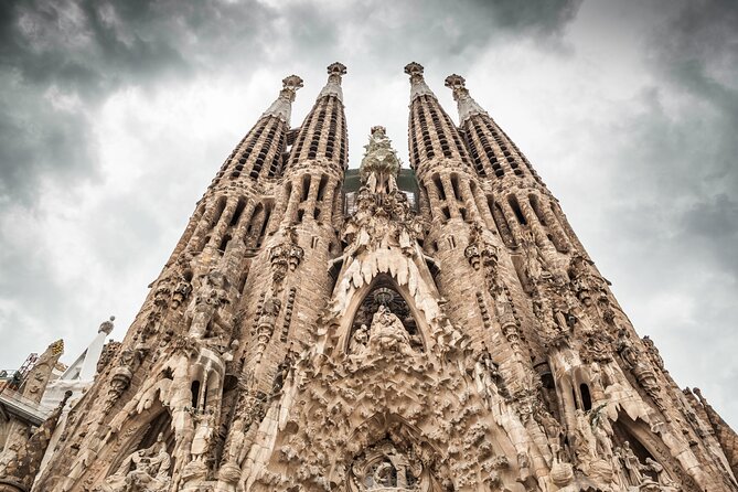 Barcelona: Sagrada Familia Guided Tour with Fast Track Access - Understanding the Symbolism Without Getting Lost