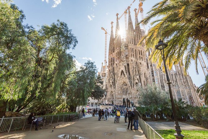 Barcelona: Sagrada Familia Guided Tour with Fast Track Access - Construction as Part of the Visit