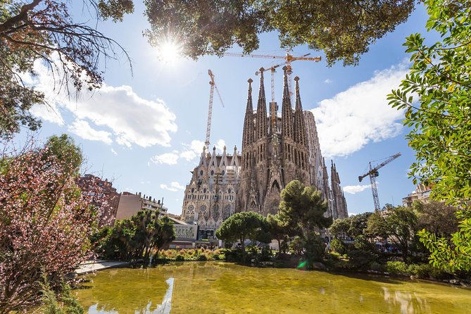 Barcelona: Sagrada Familia Guided Tour with Fast Track Access - Is $50.79 Good Value?