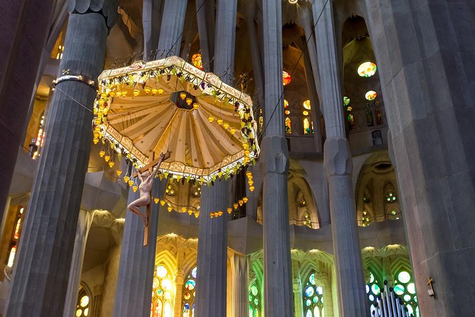 Barcelona: Sagrada Familia Guided Tour with Fast Track Access - Inside for About One Hour