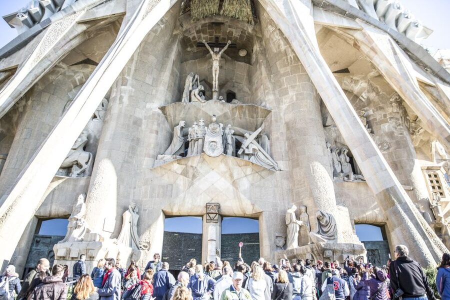 Barcelona: Sagrada Familia Guided Tour with Tower Access - Meeting at Carrer Sardenya 311