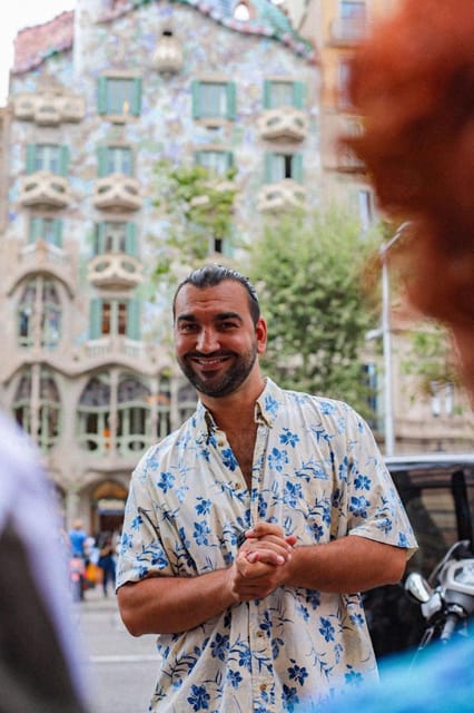 Barcelona: Sagrada Familia, Modernism, and Old Town Tour - The Kiss Mural and the final stop at Plaça del Rei
