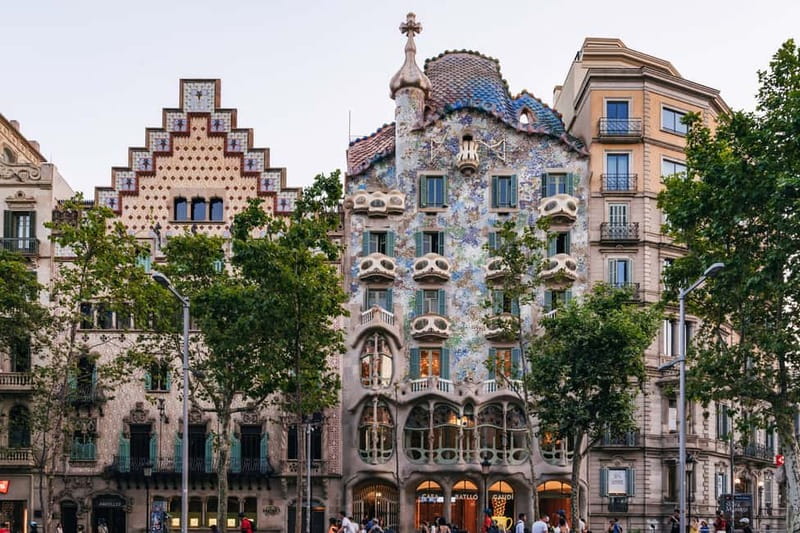 Barcelona: Sagrada Familia or Coastal City Sights by eBike - Guide quality and group comfort