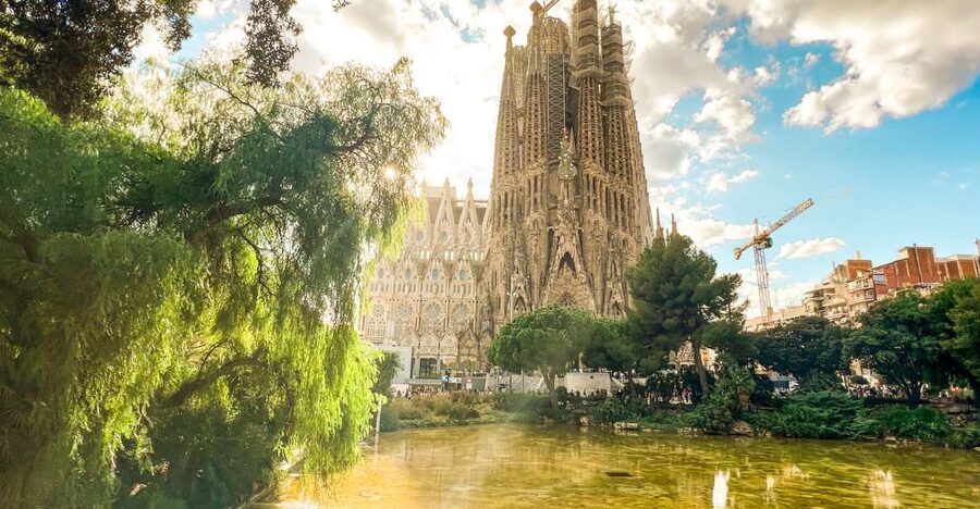 Barcelona: Sagrada Familia, Park Güell and Old Town Tour - Key points to know before booking