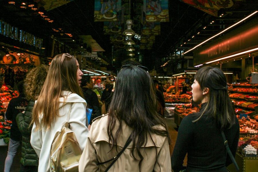 Barcelona: Sagrada Familia, Park Güell and Old Town Tour - Walking through the Gothic Quarter and Born district