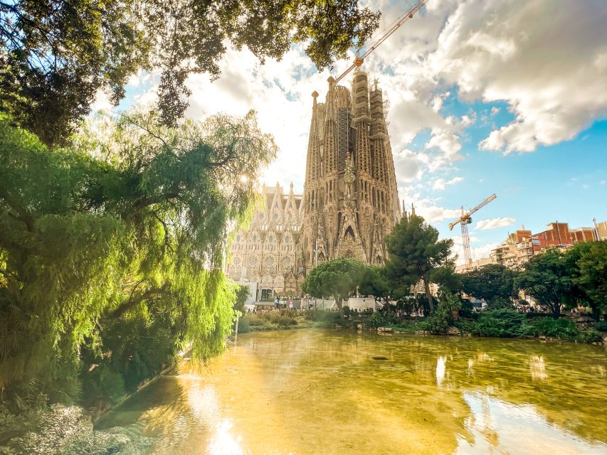 Barcelona: Sagrada Familia, Park Güell and Old Town Tour - Exploring Park Güell without a guided interior tour